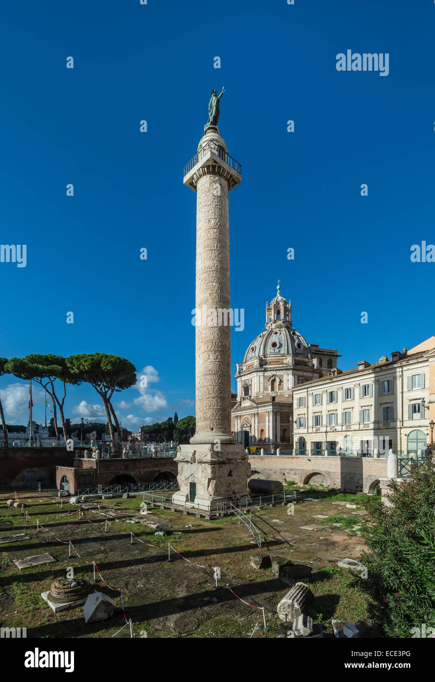 Traiano&#39;s colonna nel Foro di Traiano, dietro la chiesa di Santa Maria di Loreto, Rione Monti I, Roma, lazio, Italy Foto Stock