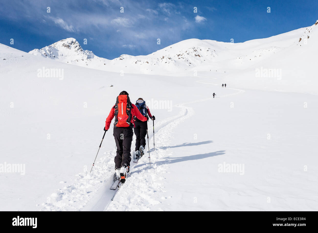 Ski tourer durante la salita del Mt Stolz in Val Lagaun vicino a Maso Corto in Val Senales, Mt Stotz sul retro Foto Stock
