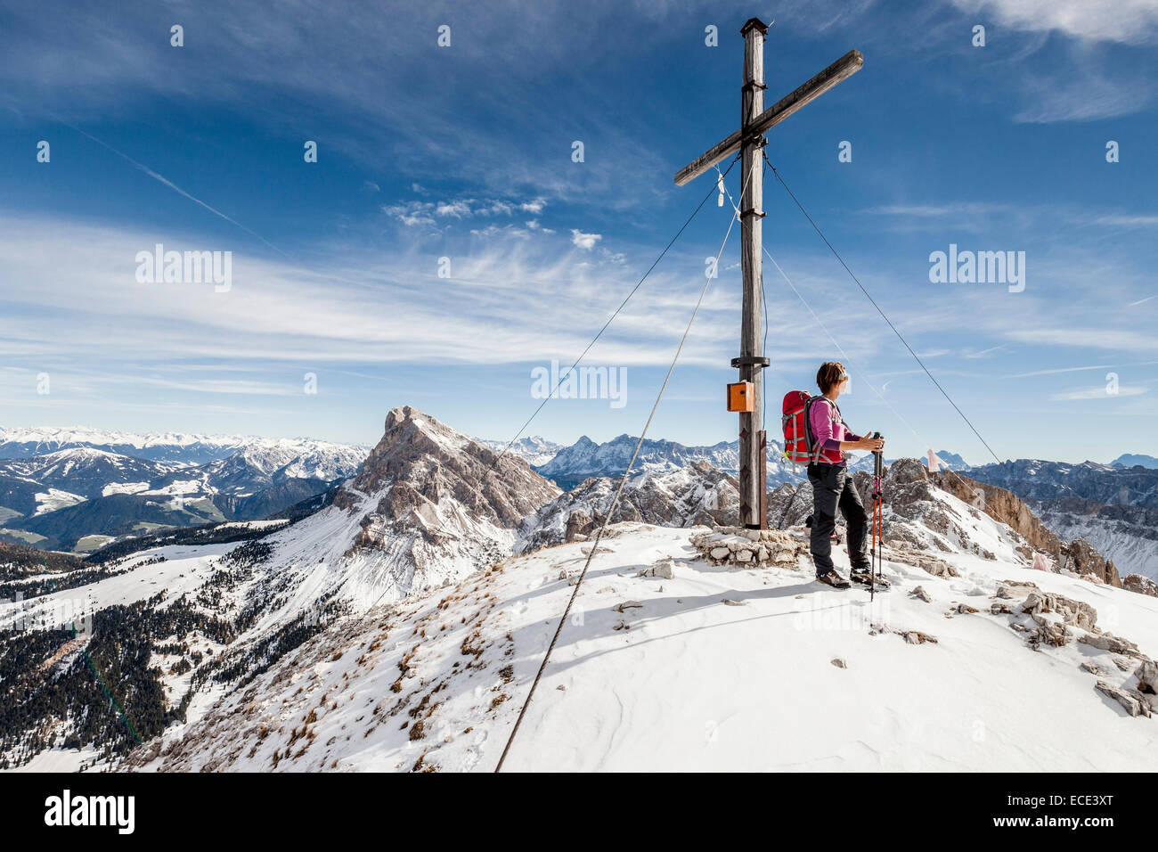 Alpinista sulla vetta del Monte Tullen, Val di Funes, Mt Peiterkofel sul retro, Dolomiti, Funes, Valle Isarco Foto Stock