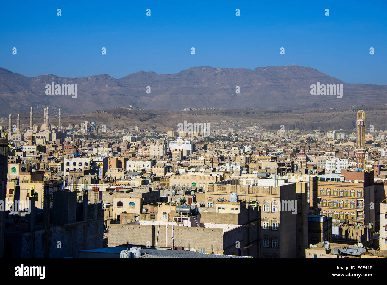 Affacciato sulla città vecchia di Sana'a, Sito Patrimonio Mondiale dell'UNESCO, Sana'a, Yemen Foto Stock