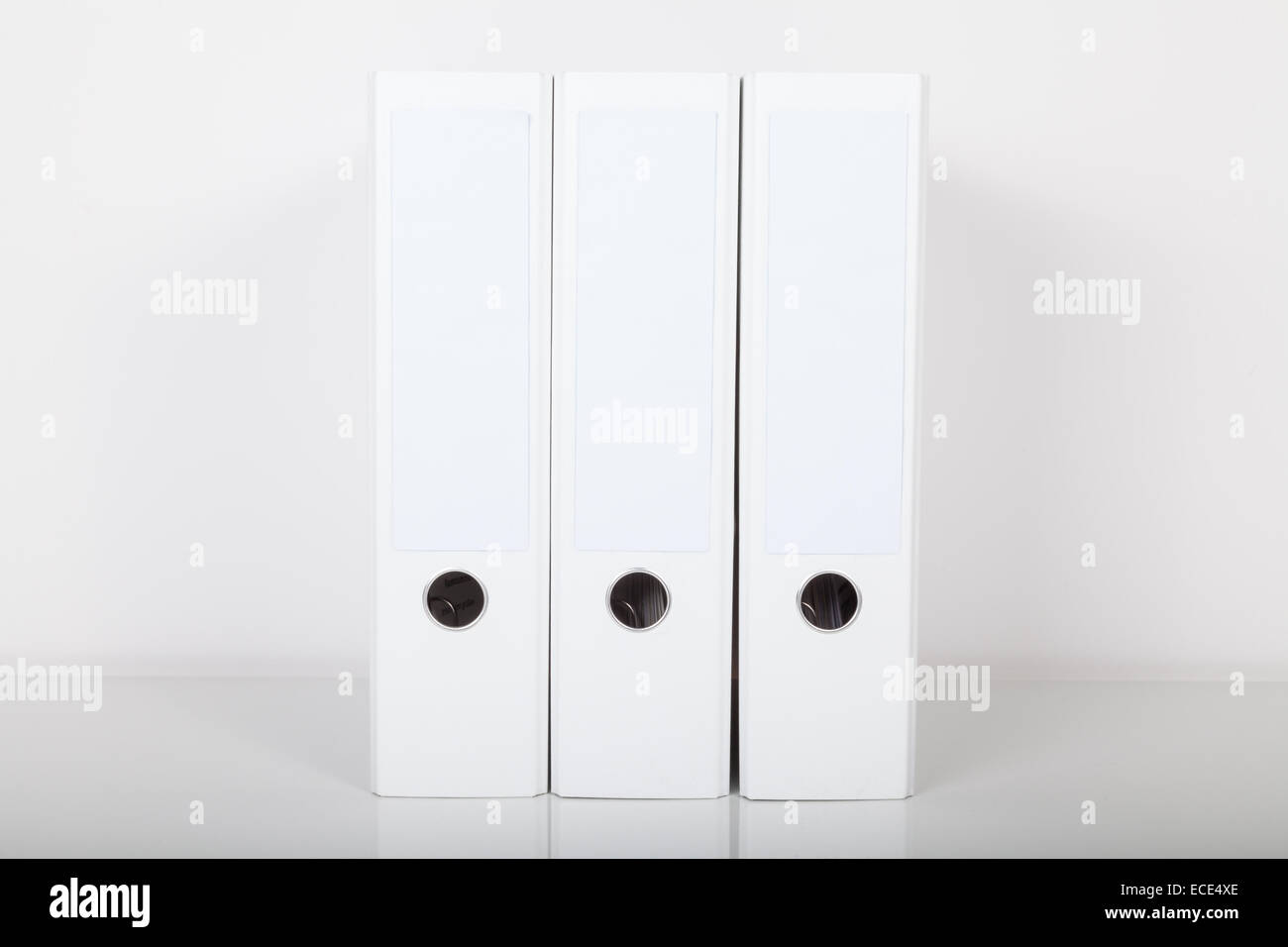 Le cartelle di colore bianco sulla scrivania Foto Stock