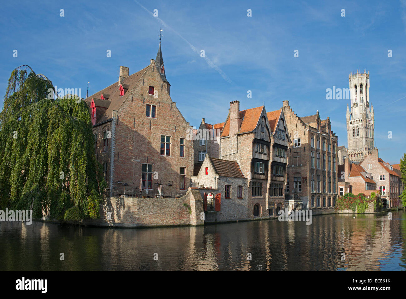 Torre campanaria e vecchi edifici Rozenhoedkaai Bruges Belgio Foto Stock