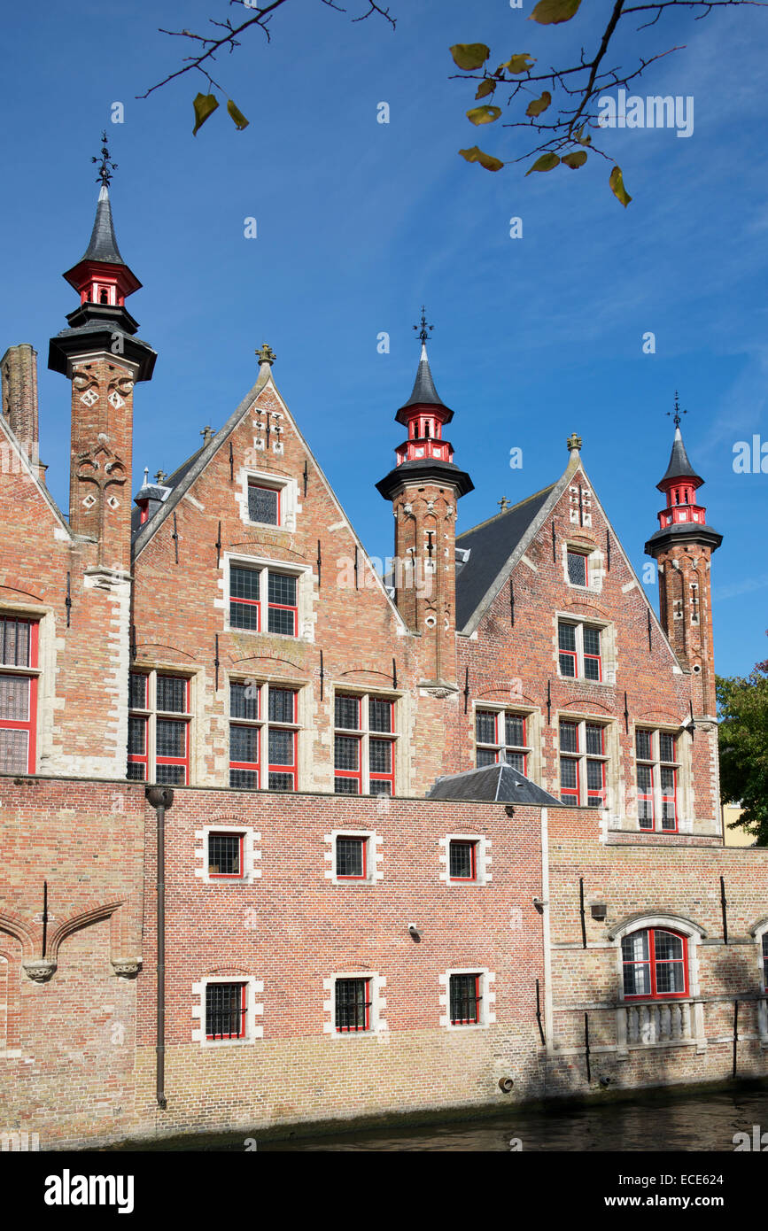 Storico olandese edifici a capanna Steenhouwersdijk canal Bruges Belgio Foto Stock