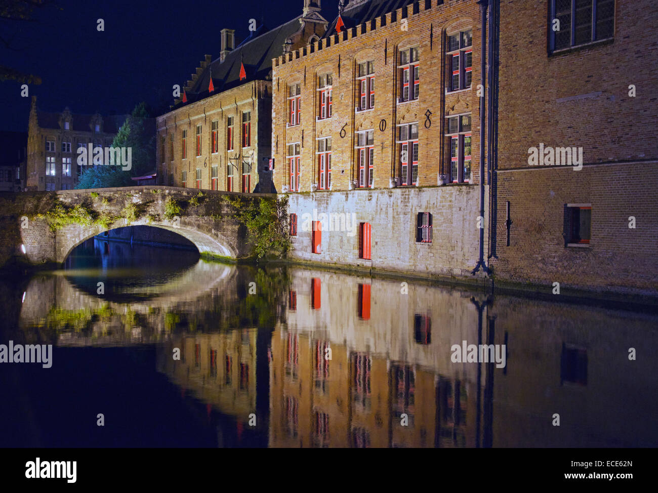 Steenhouwersdijk canal di notte Bruges Belgio Foto Stock