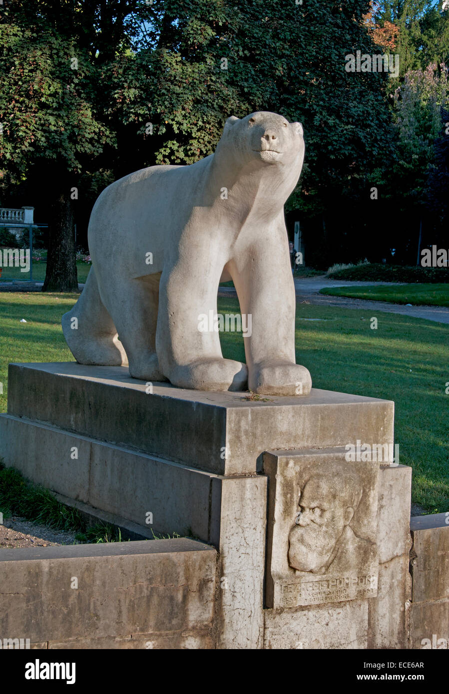 Francia, Cote d'Or, Digione, Piazza Darcy, l' Ours Blanc (l'Orso Bianco) scultura Francois Pompom scultore francese Foto Stock