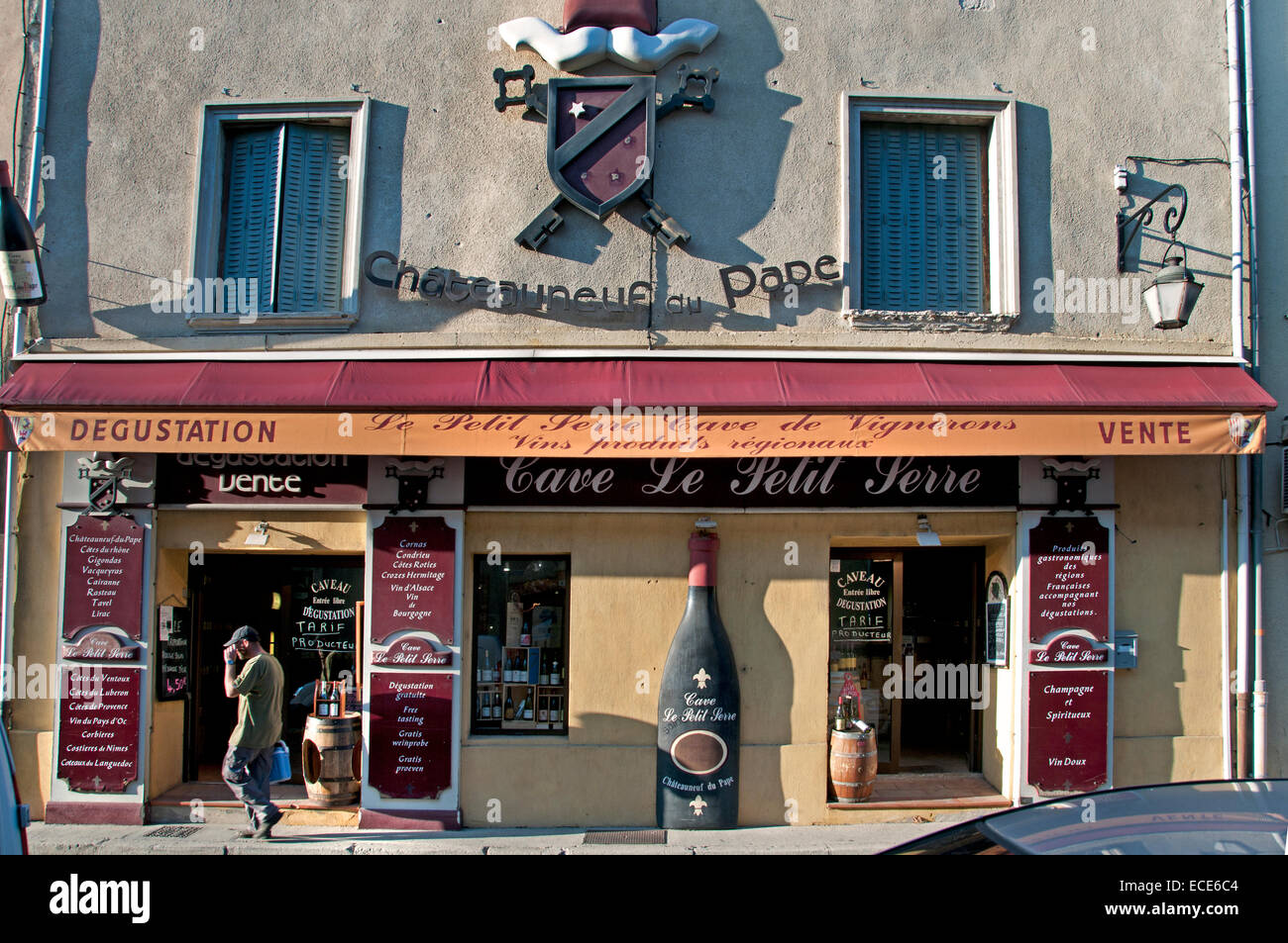 Chateau Neuf du Pape Cotes du Rhone vino cantina Vigna vintage il francese in Francia Foto Stock