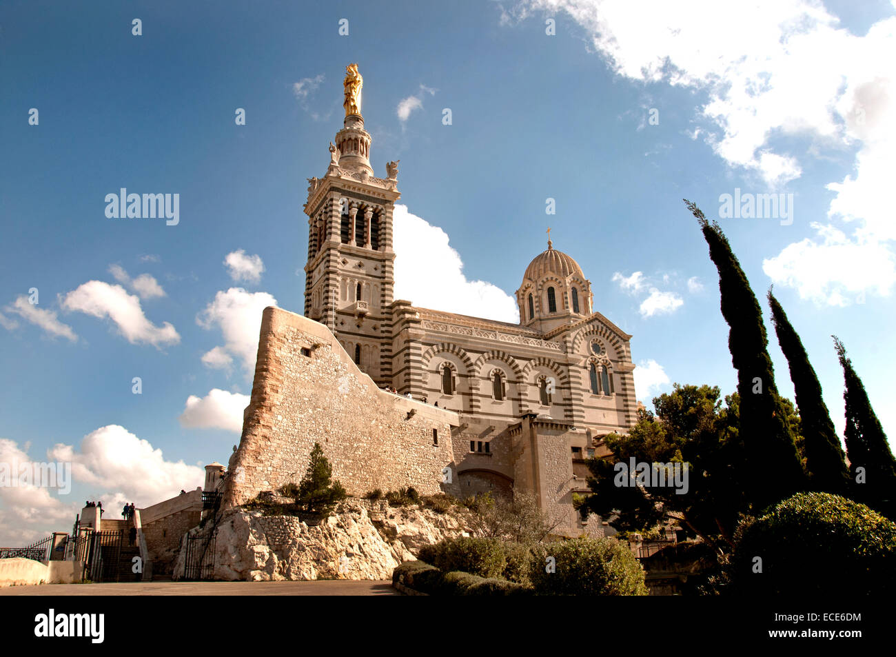 La Madonna della Guardia basilica cattolica a Marsiglia Francia Neo chiesa bizantina architetto Jacques Henri Espérandieu Foto Stock