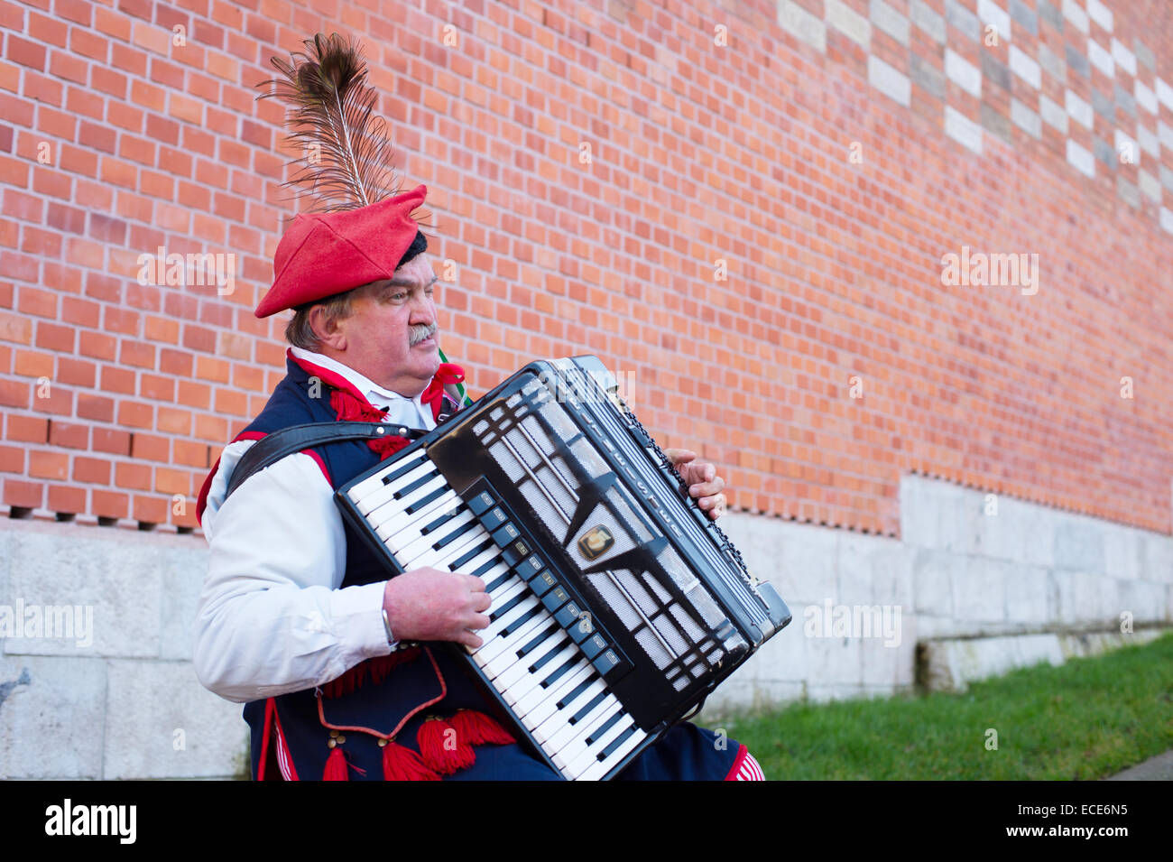 Musicista di strada indossavano nel tradizionale abito in Polonia la riproduzione sulla strada di Cracovia. Foto Stock