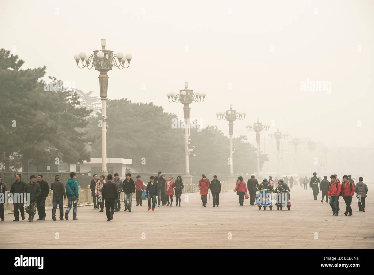 Piazza Tiananmen avvolti dalla nebbia pesante Foto Stock