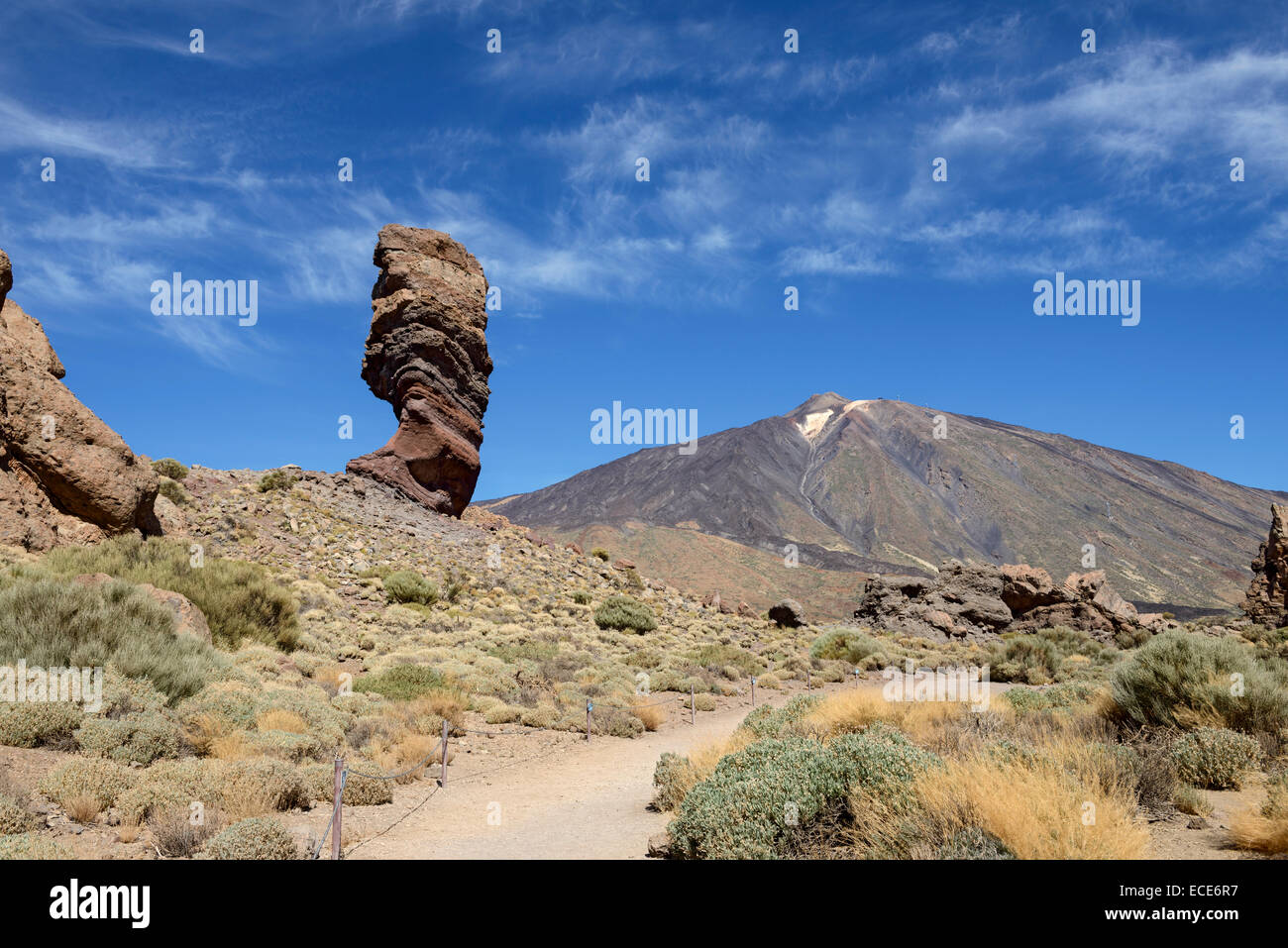 Una delle rocce Garcia, famosa roccia Cinchado e vulcano Teide picco nel parco nazionale Las Canadas del Teide Tenerife. Foto Stock