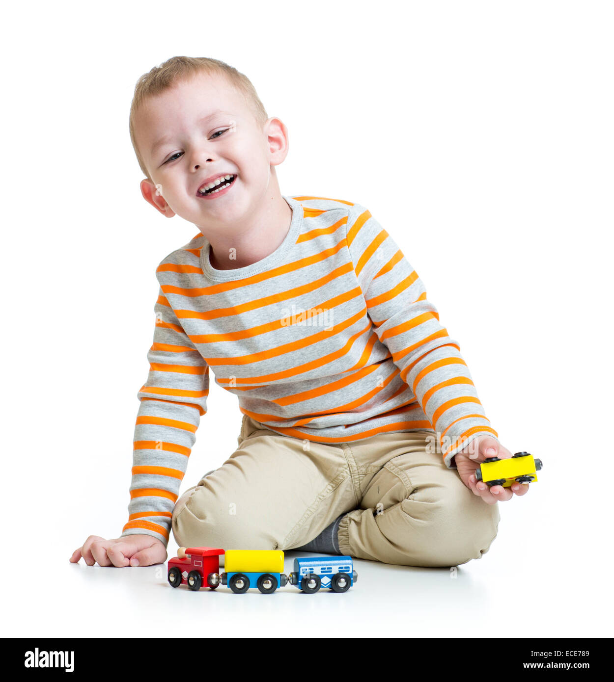 Kid ragazzo giocando con il treno giocattolo Foto Stock