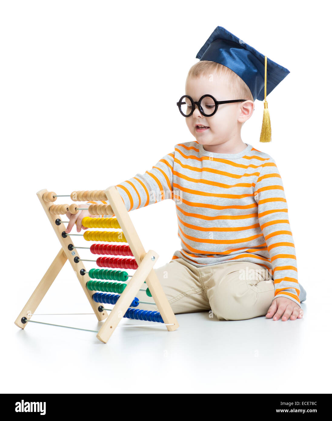 Capretto nel tappo di graduazione e bicchieri con colorati abacus isolato su bianco Foto Stock