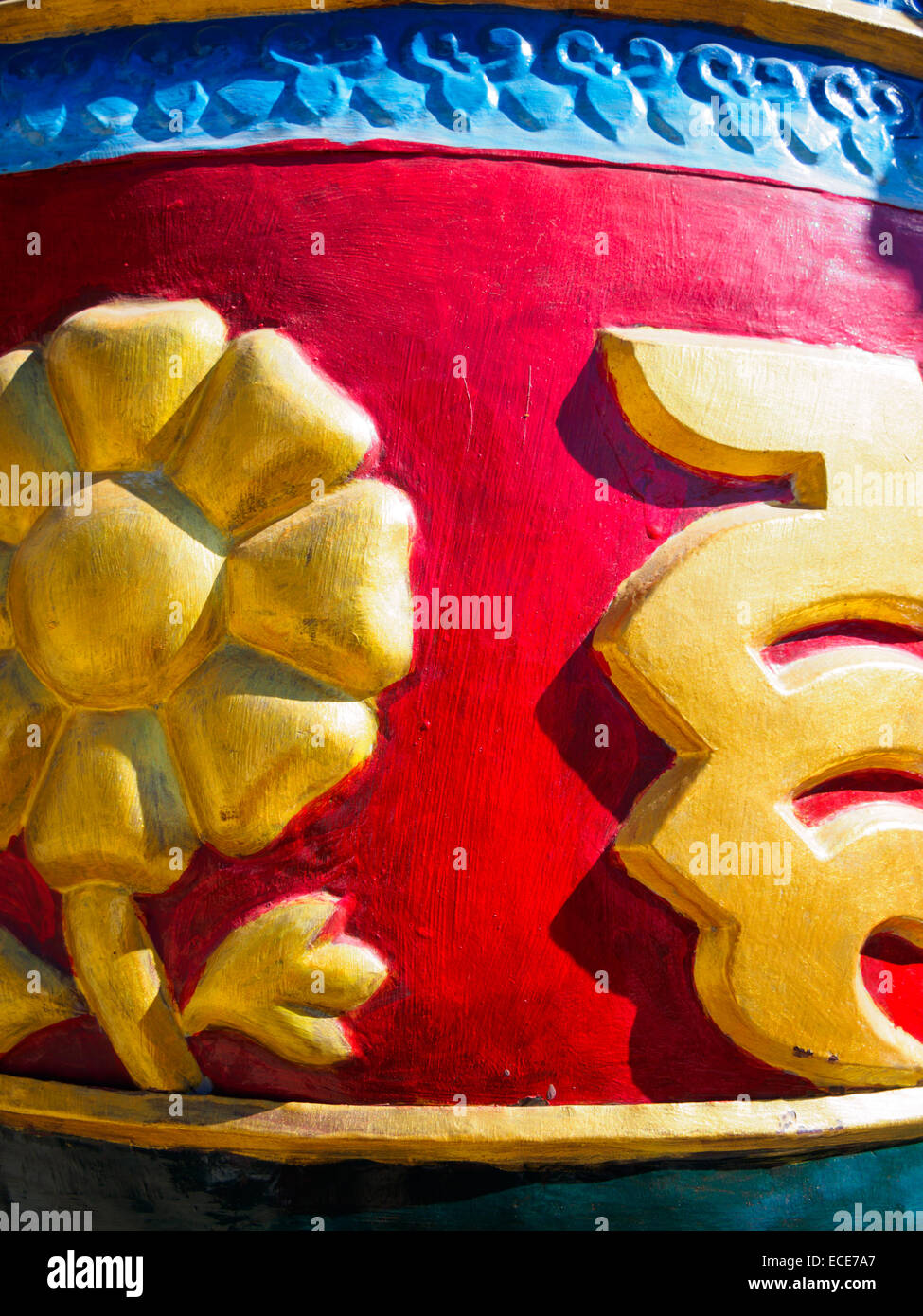 Grande e colorata Buddista Tibetana ruota di preghiera nella valle del Khumbu, in Nepal Foto Stock