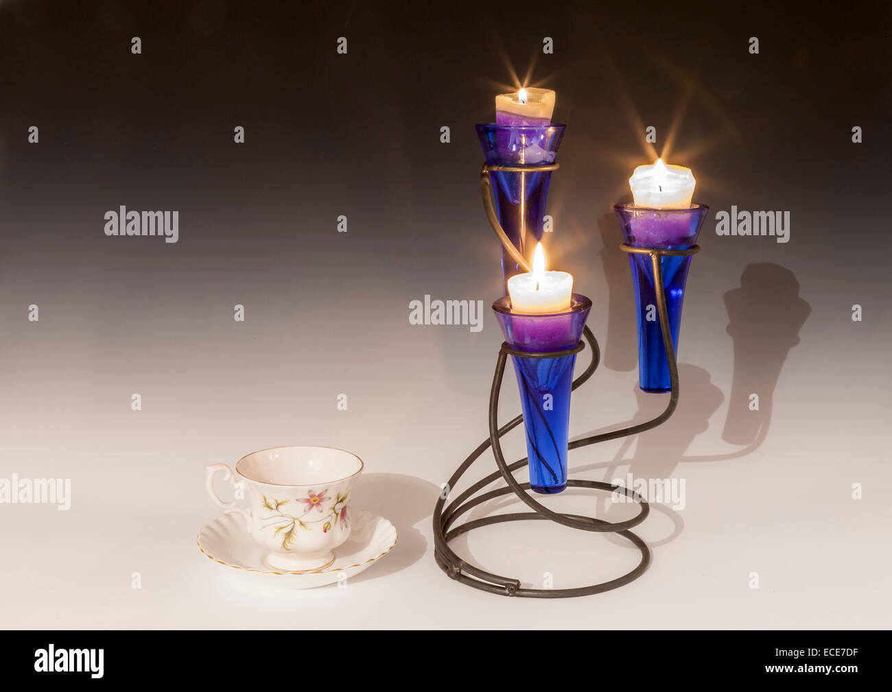 Candele con osso di cina Cup e il piattino. Foto Stock