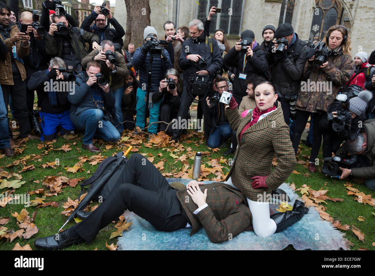 Londra, Regno Unito. Il 12 dicembre 2014. Una coppia dimostra a faccia in  udienza con molti fotografi di scattare le foto. La protesta contro la  censura nuova normativa che vieta il sesso