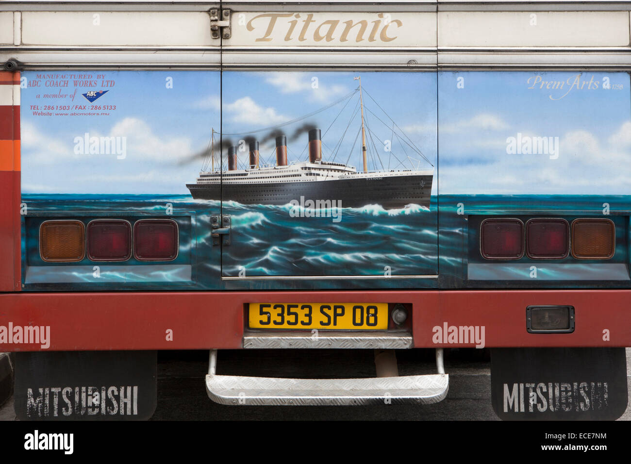 Maurizio, Mahebourg, airbrushed Titanic, nave design sul retro del bus locale Foto Stock