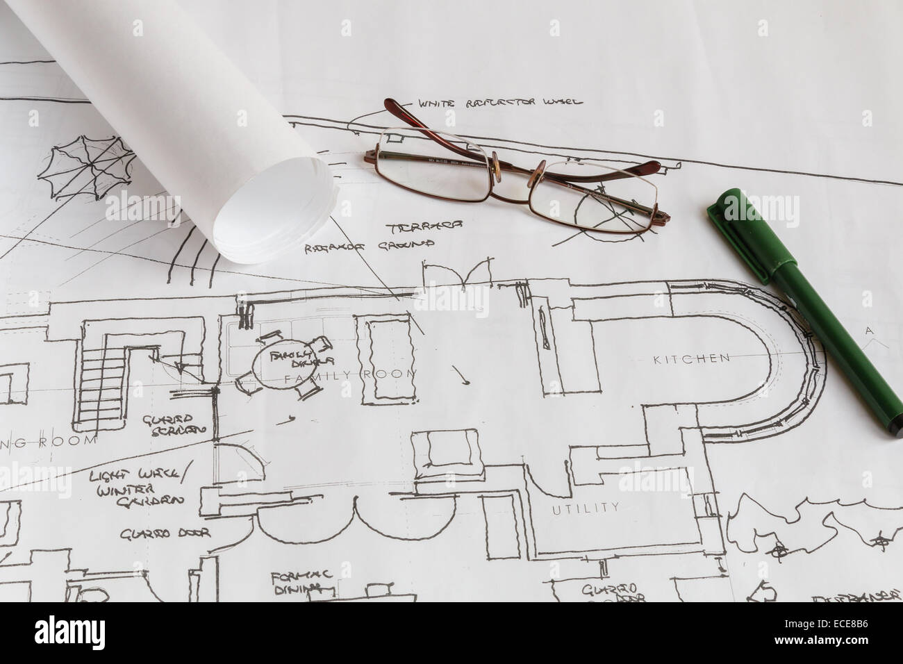 Architetto modelli disegnati o costruttori dei piani per un rinnovamento domestico nel Regno Unito Foto Stock