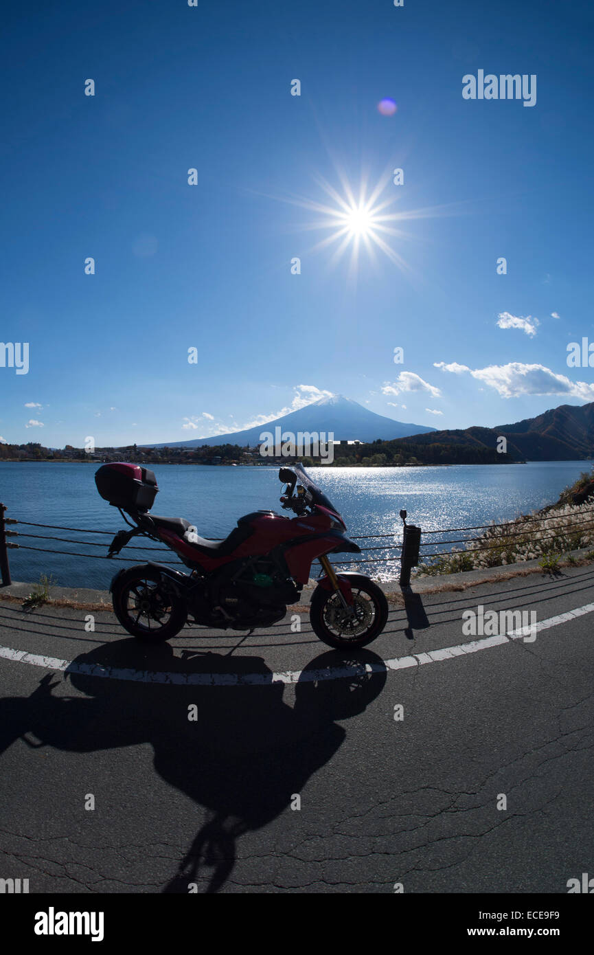 Ducati moto parcheggiata a lato del lago Kawaguchiko, Giappone. Foto Stock