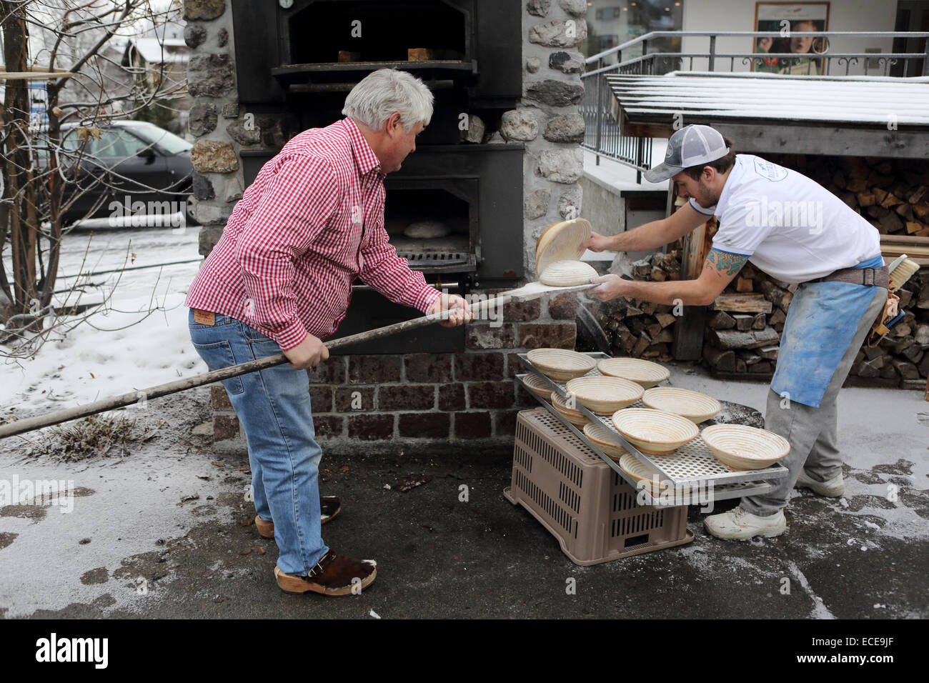 Baker Clemens Walch all opera al Backstube" Lech panificio a Lech, Austria. Egli pone soda il pane nel forno a legna. Foto Stock