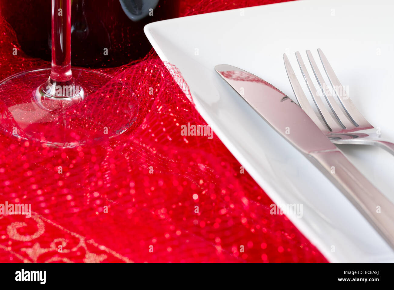 Posto bianco impostazione con vetro e bottiglia di rosso sul panno netto Foto Stock