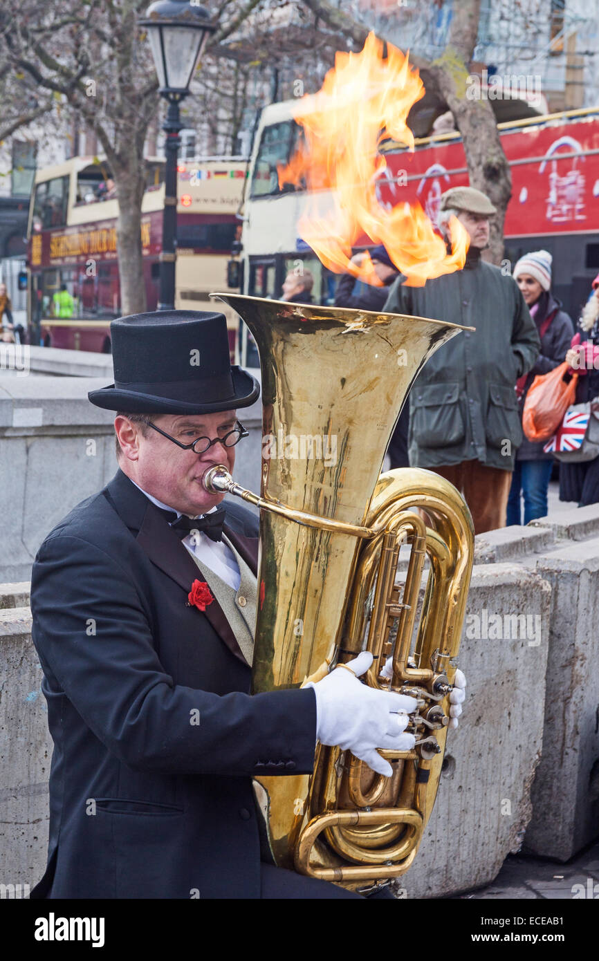 Londra, Trafalgar Square una tuba-playing busker dando un tocco di novità per l'espressione 'giocando con il fuoco" Foto Stock
