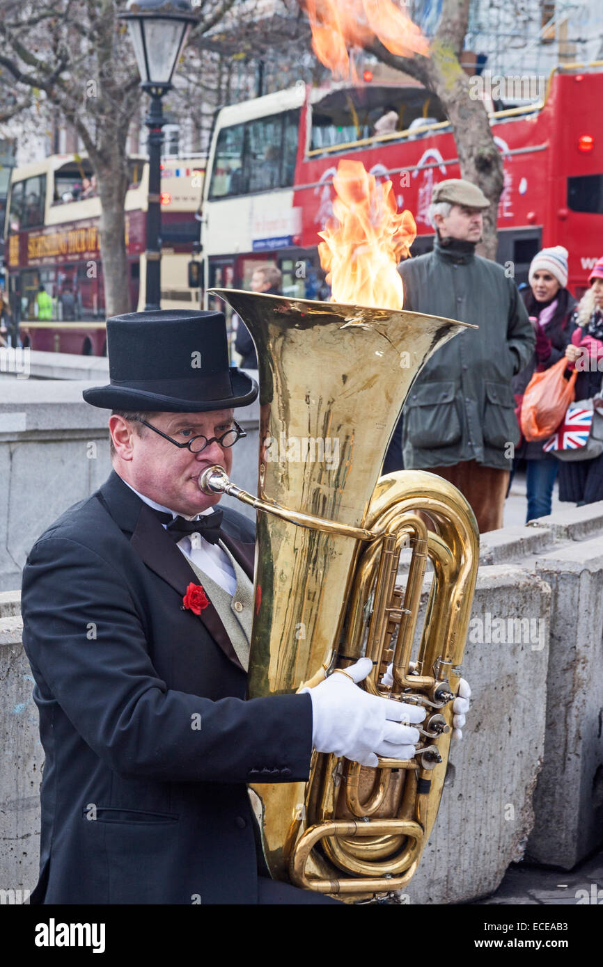 Londra, Trafalgar Square una tuba-playing busker dando un tocco di novità per l'espressione 'giocando con il fuoco" Foto Stock