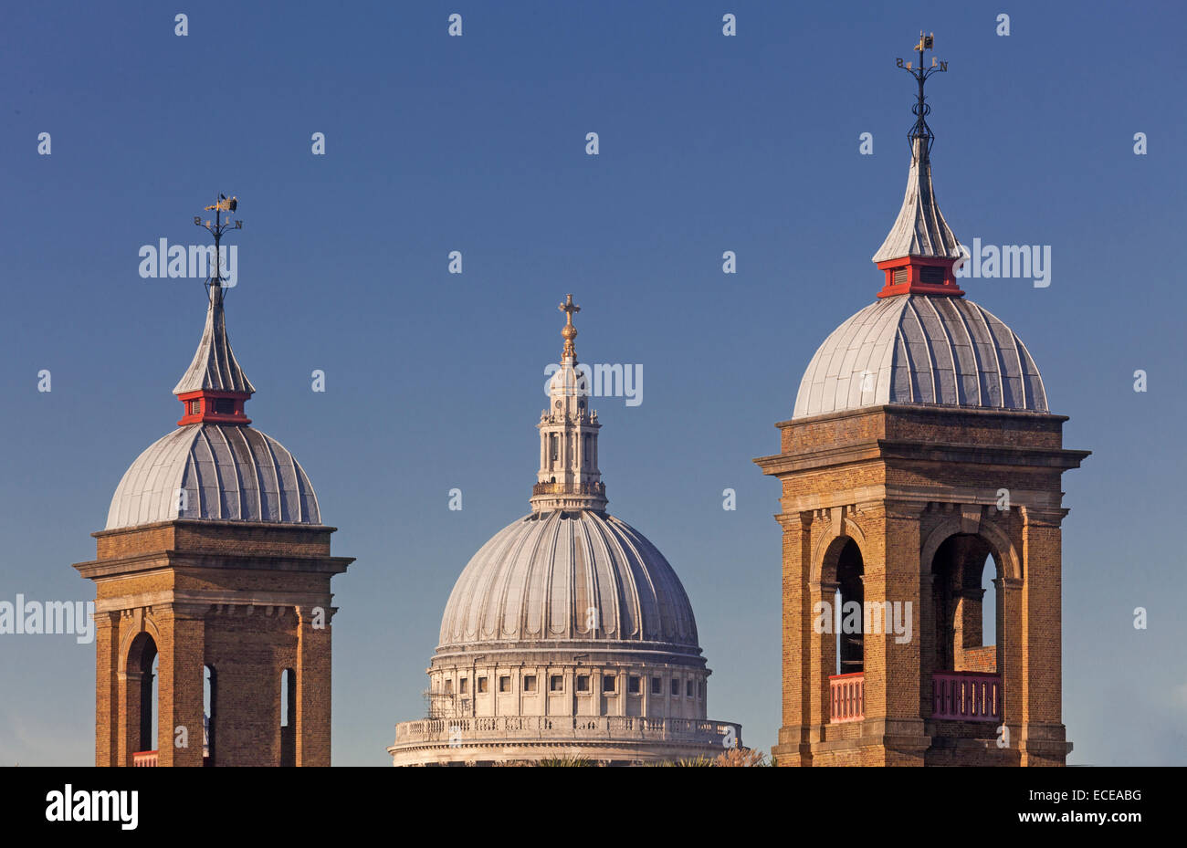 Le torri gemelle di Cannon Street Station e la cupola di San Paolo vista dal Ponte di Londra Foto Stock