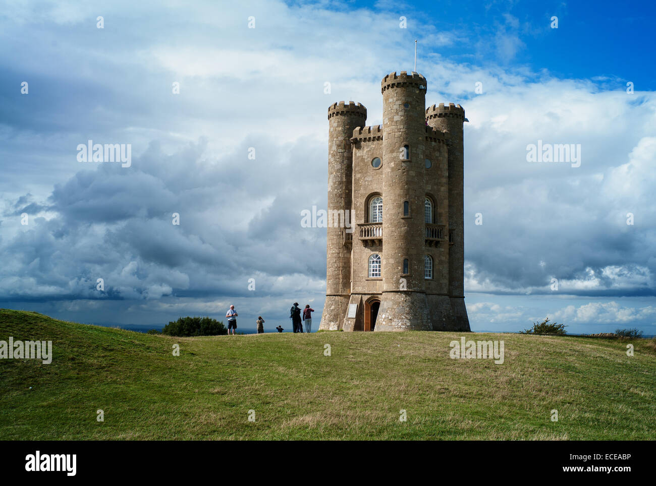 Torre di Broadway con i visitatori in una giornata di sole con soffici nuvole Foto Stock