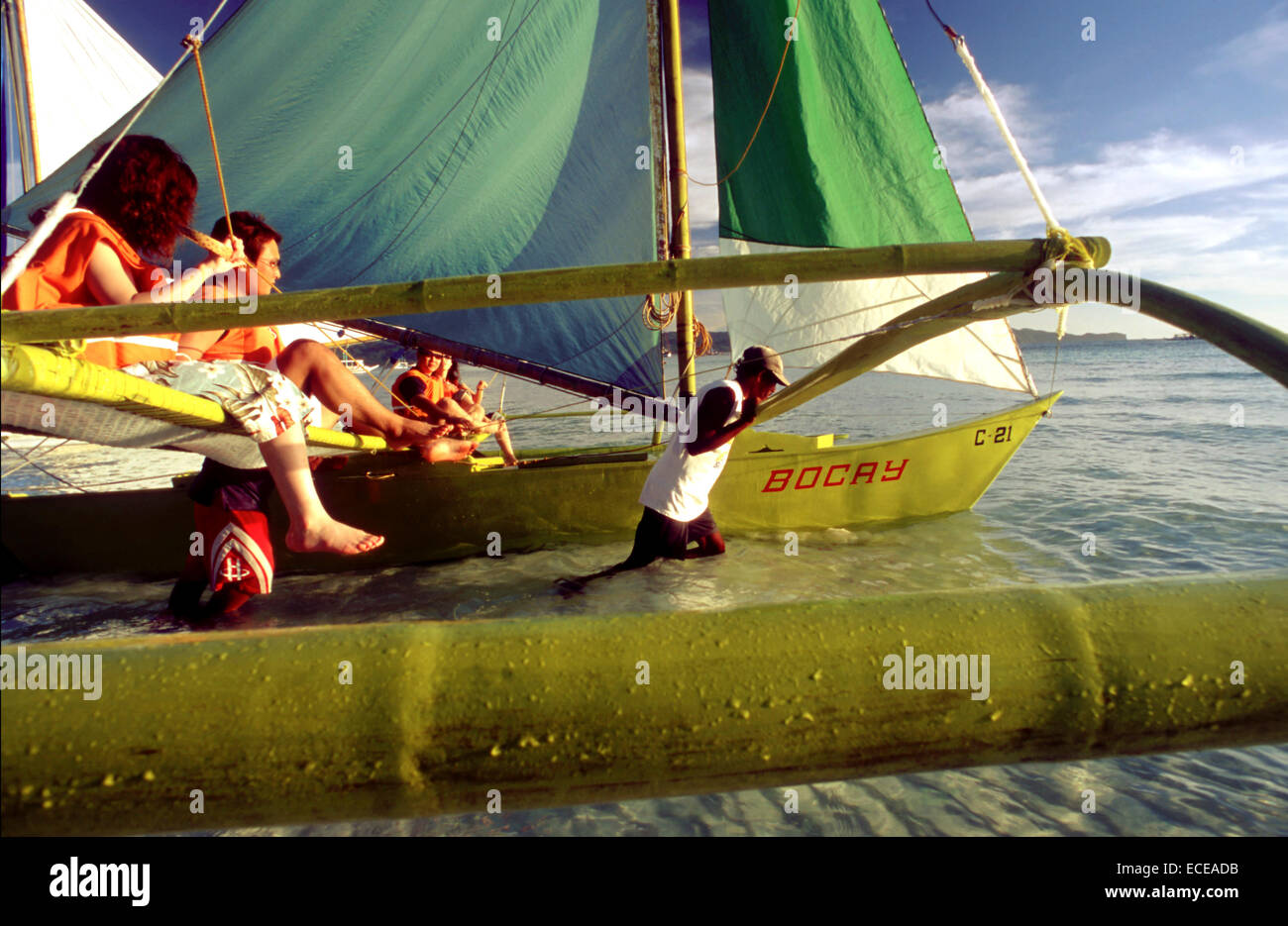 I turisti. Barche a praticare la vela. Spiaggia Bianca. Il Boracay. Filippine. Il Boracay è una piccola isola nelle Filippine si trova app Foto Stock
