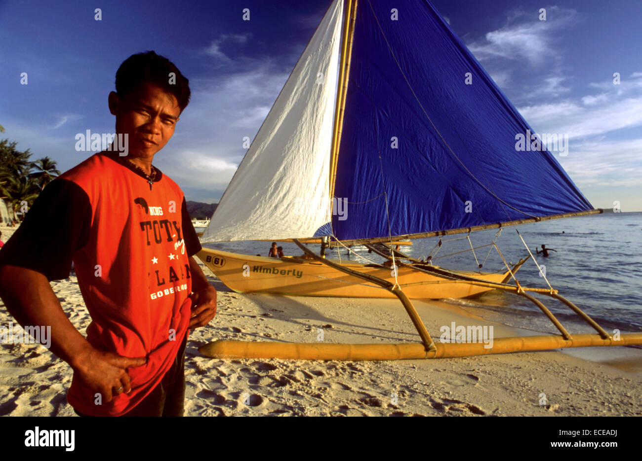 Barca a praticare la vela. Spiaggia Bianca. Il Boracay. Filippine. Il Boracay è una piccola isola nelle Filippine si trova a circa Foto Stock