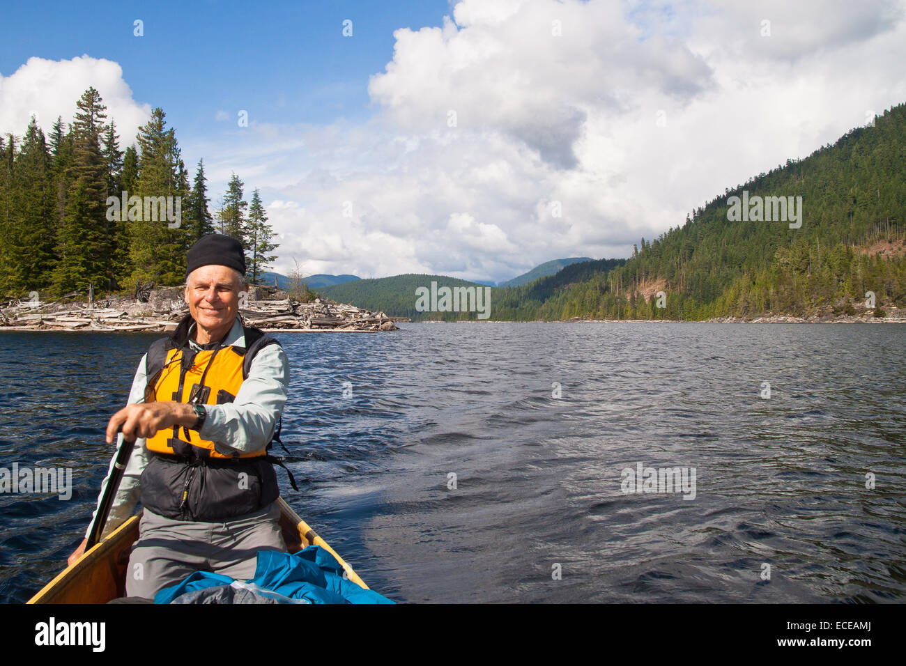 Canada, British Columbia, Powell River, canoa paddler nel lago Foto Stock