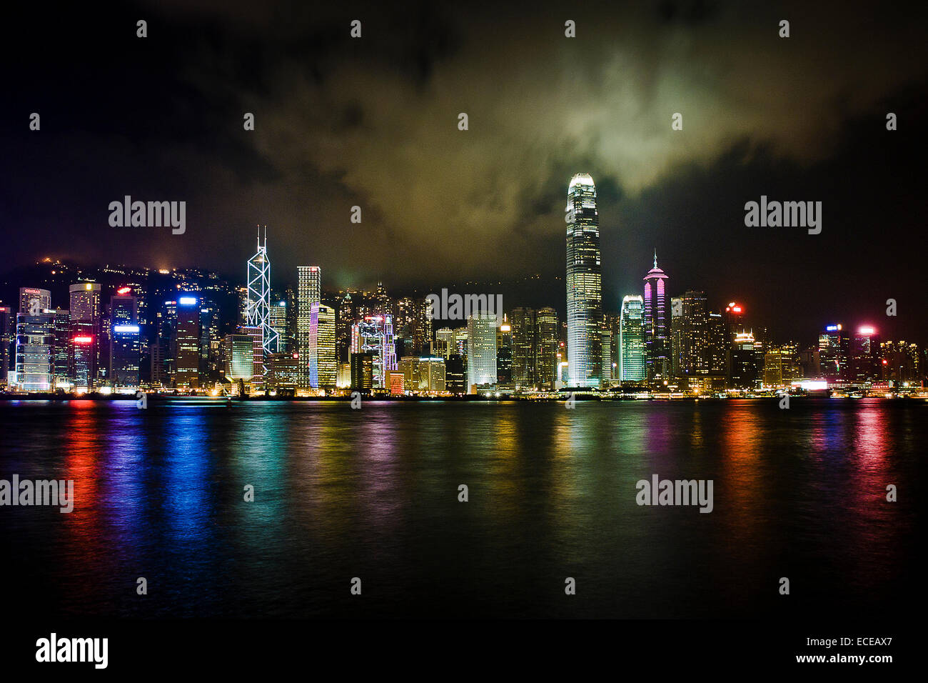 Cina, Hong Kong, skyline della città di notte Foto Stock