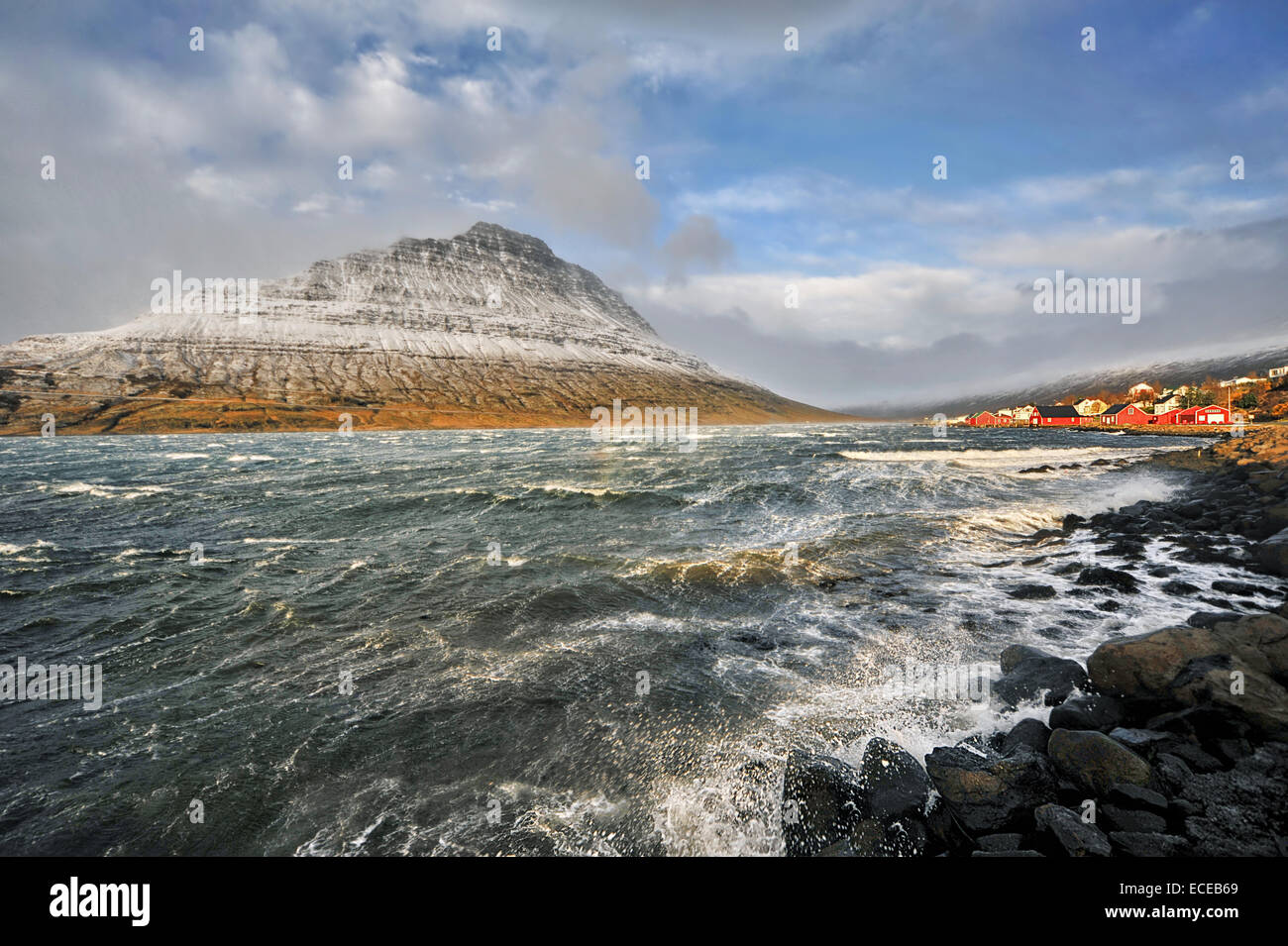 Paesaggio invernale costiero, Holmatindur, Eskifjordur, Islanda Foto Stock