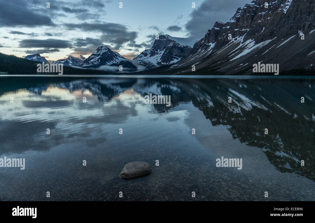 Al Lago Bow mattina, montagne rocciose canadesi Foto Stock