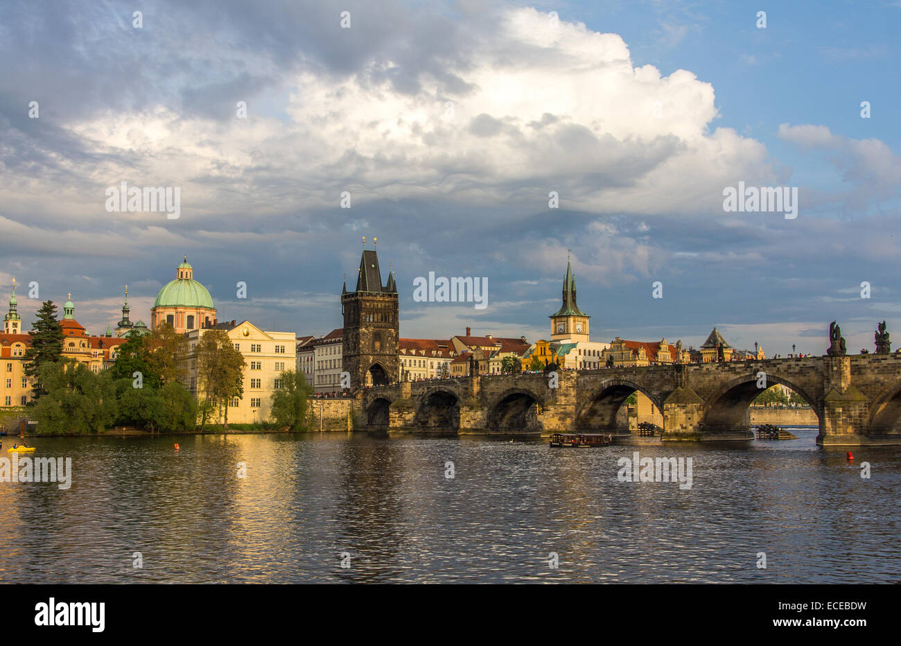 Repubblica Ceca, Praga, il Ponte Carlo e il fiume Moldava Foto Stock