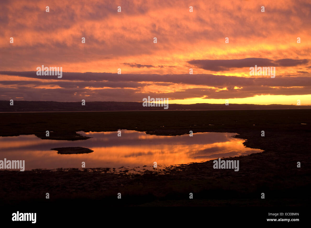 Regno Unito, Inghilterra, Cheshire, Parkgate tramonto nel periodo invernale, riflessioni di impostazione Foto Stock