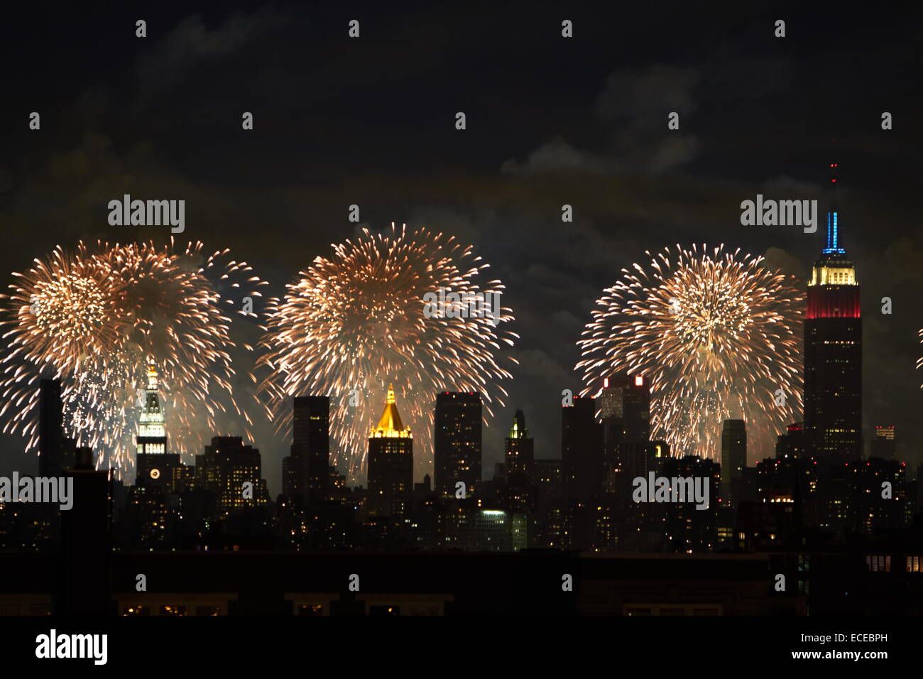 Stati Uniti d'America, nello Stato di New York, New York City, quarto di luglio fuochi d'artificio su Manhattan Foto Stock