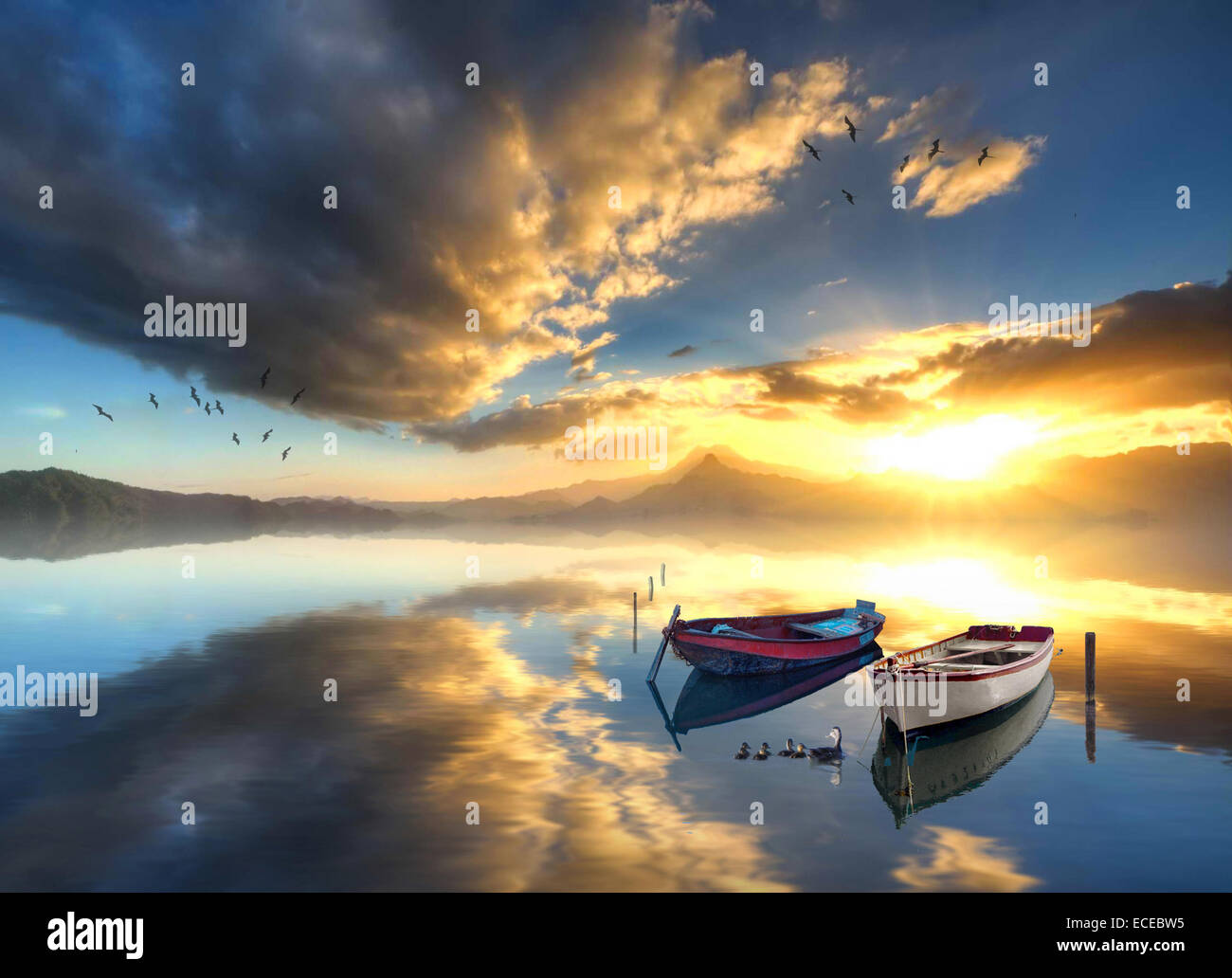 Due imbarcazioni a remi ancorata in mare calmo di sunrise Foto Stock