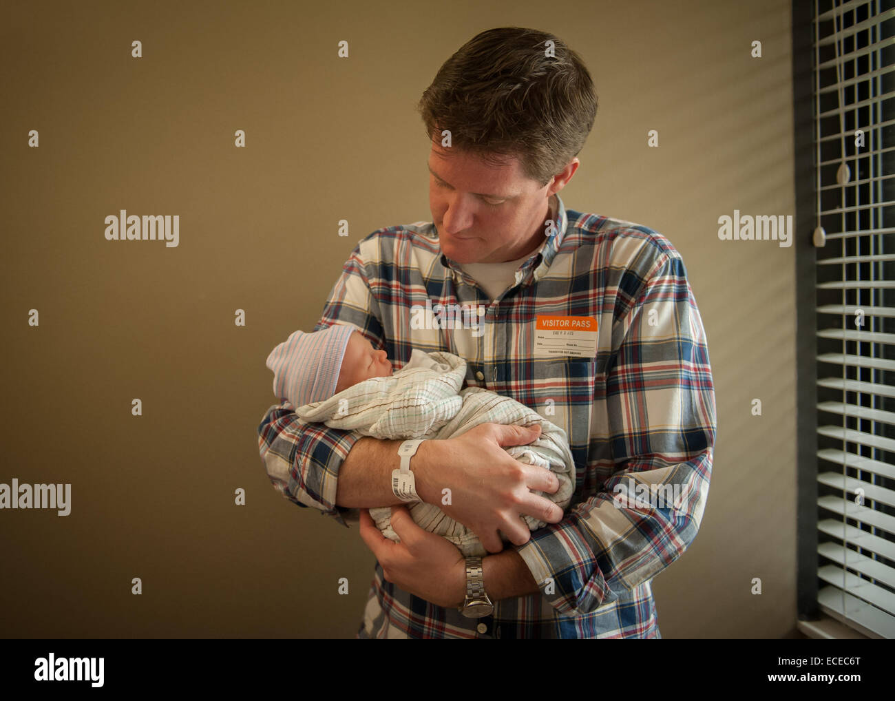 Padre holding neonato in ospedale Foto Stock