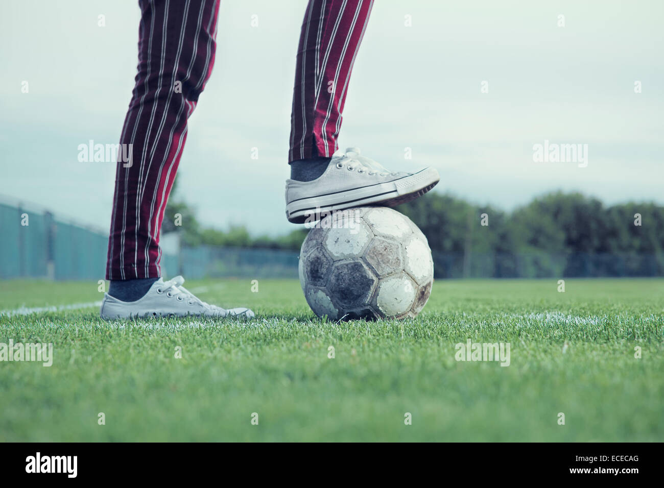 Sezione bassa dell'uomo con il pallone da calcio Foto Stock