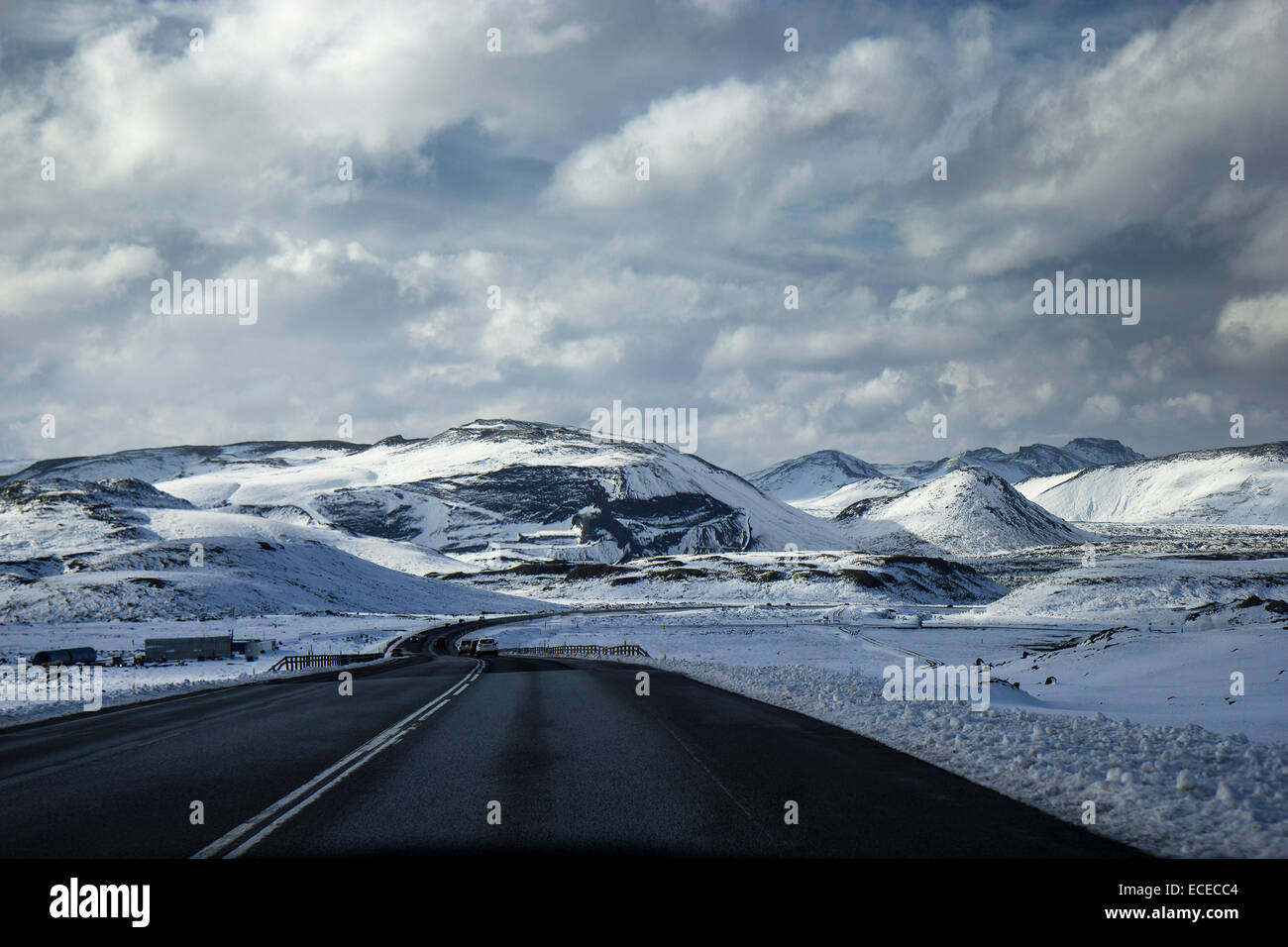 L'Islanda, Hellisheiai, Autostrada in montagne innevate Foto Stock
