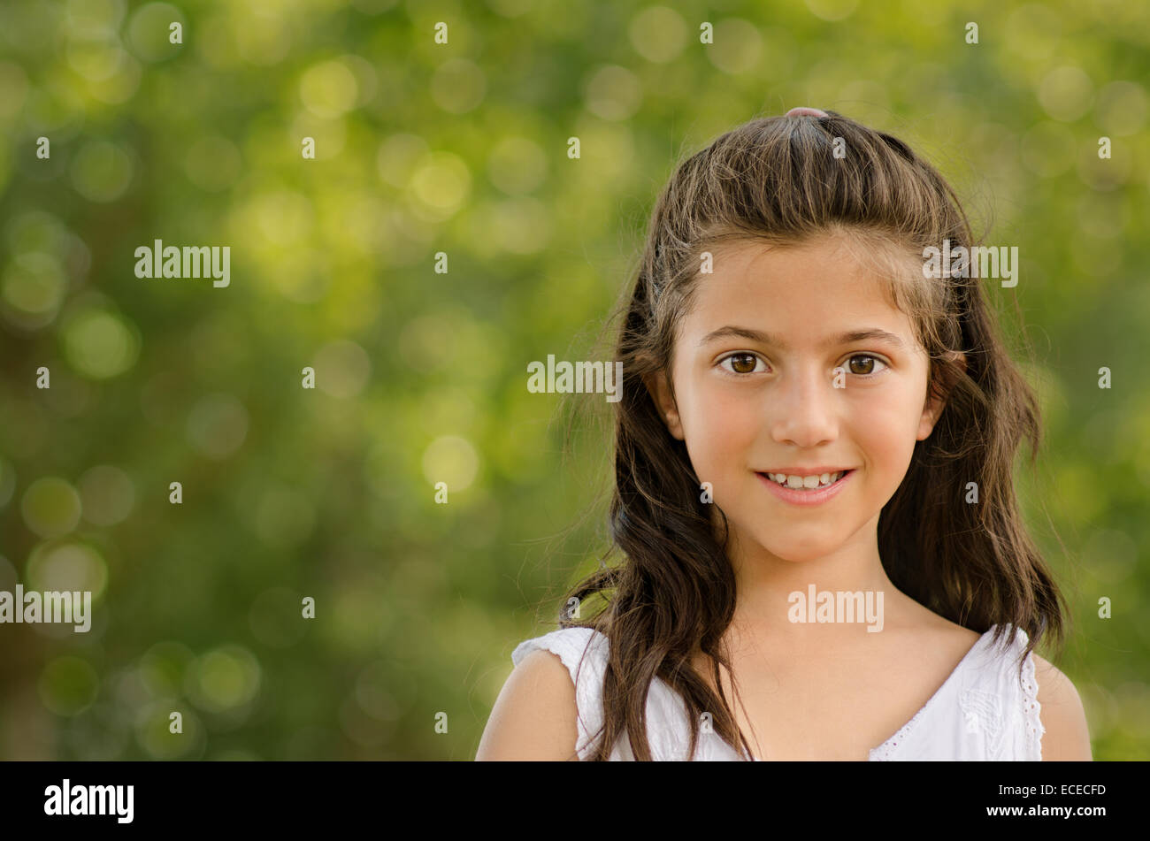 Affascinante piccolo ragazza (8-9) Foto Stock