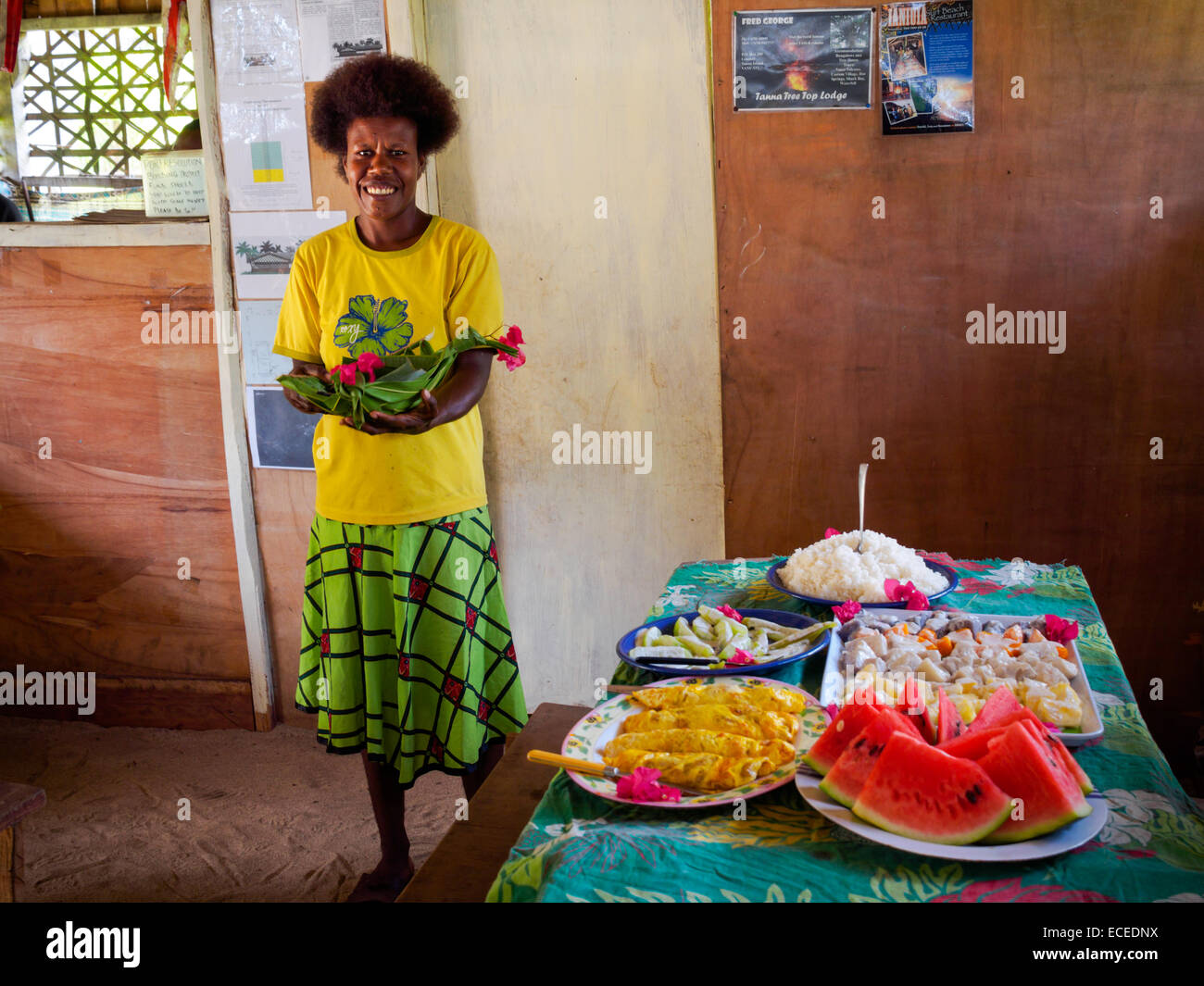 Ni-Vanuatu donna che serve alimenti freschi locali in spiaggia cafe a porta sulla risoluzione dell'isola di Tanna, Vanuatu Foto Stock Ni-Vanuatu donna che serve alimenti freschi locali in spiaggia cafe a porta sulla risoluzione dell'isola di Tanna, Vanuatu Foto Stock
