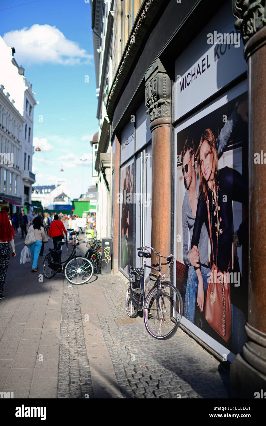 Strøget street, Copenaghen, aorta e uno dei più lunga d'Europa strade pedonali con una ricchezza di negozi. Foto Stock