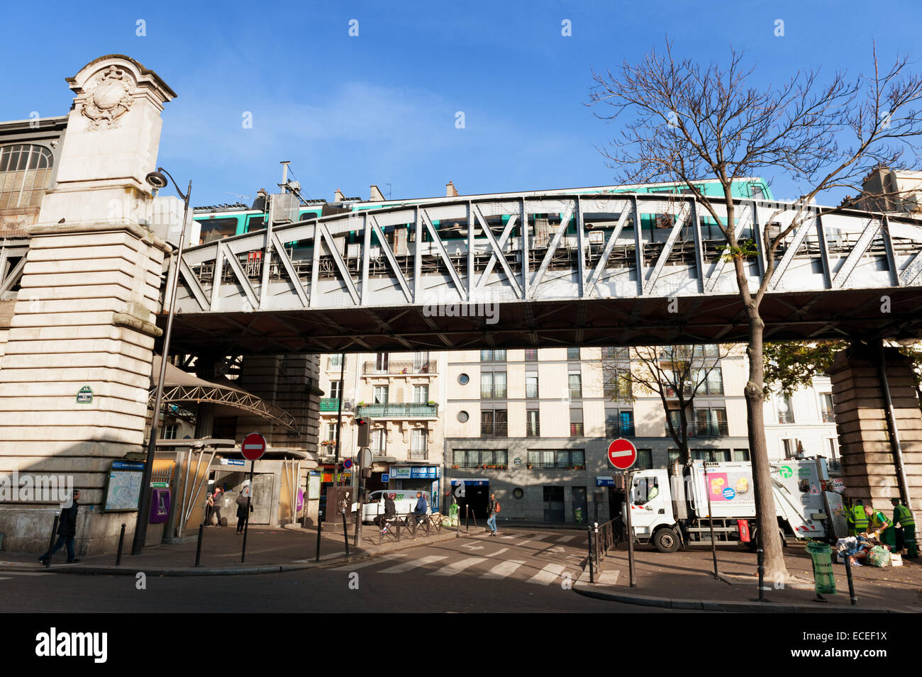 Boulevard de la Chapelle, Paris - Metro treno alla stazione Barbès-Rochechouart su una sezione in alzata della linea 2 Foto Stock