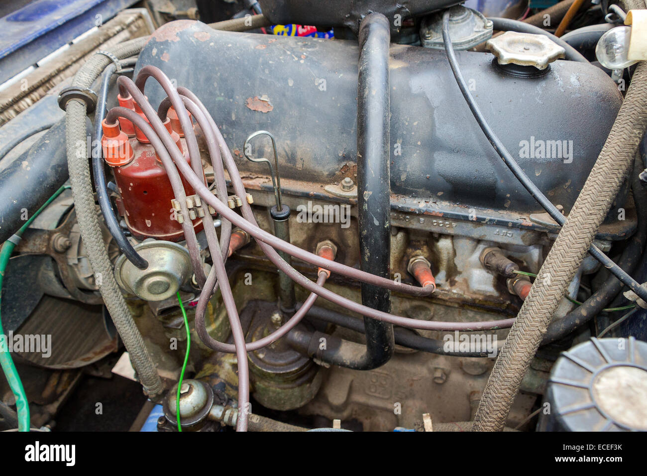 L'aspetto del vano motore della vecchia auto sovietica Foto Stock
