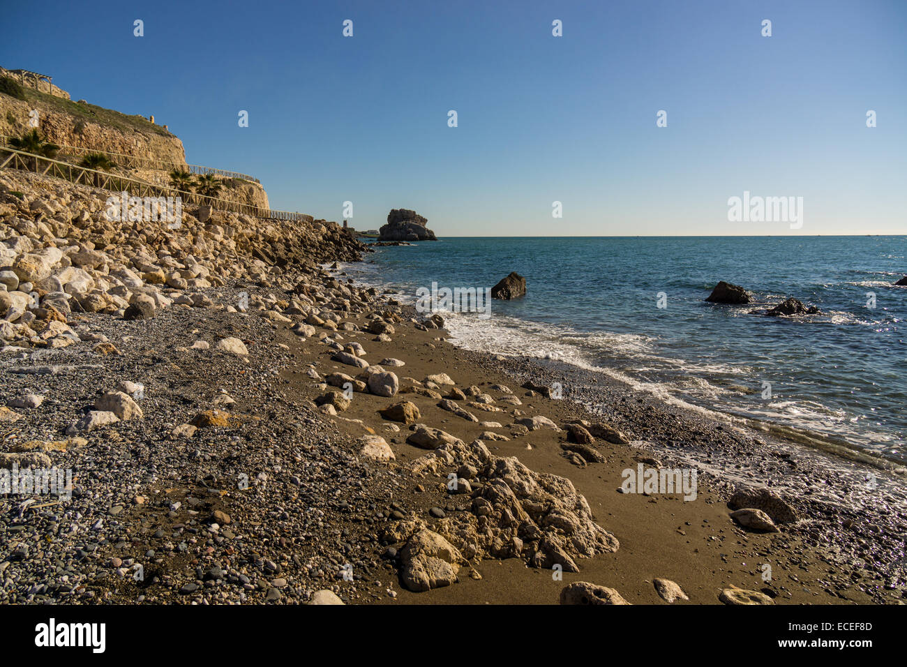 Mare spiaggia Sabbia rocce onde che lambiscono il bordo dell'acqua blu cielo MALAGA Andalusia spagna costa mediterranea SUN Estate VACANZA RILASSANTE Foto Stock