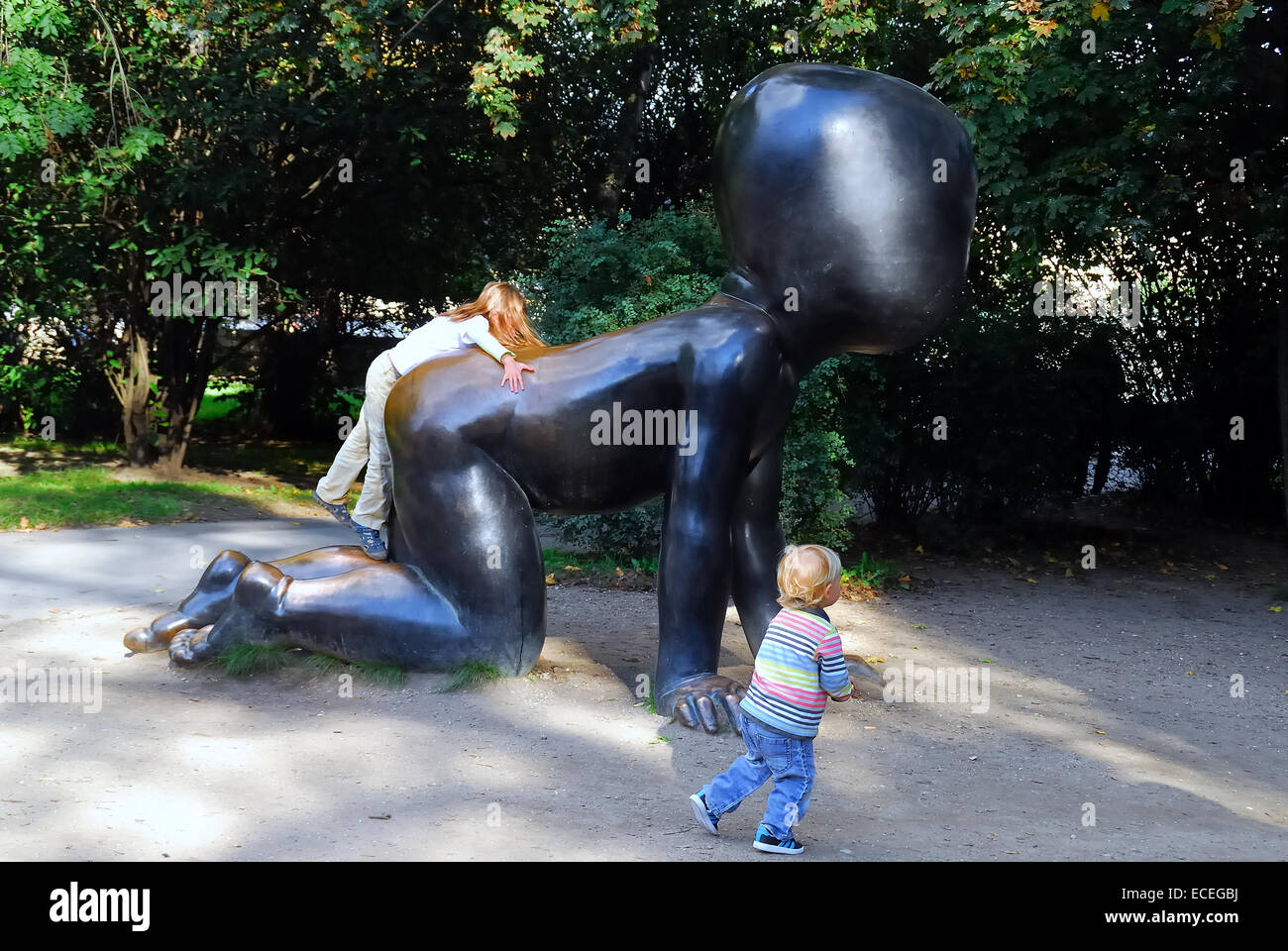 Repubblica Ceca, Praga. Sculture situato sull'isola di Kampa. Kampa (anche Na Kampě) è un'isola del fiume Vltava nel centro di Praga sul lato di Malá Strana. Titolo delle sculture : Neonati (cz.Mimina), scultore : David Cerny, realizzazione in bronzo : 2008. Foto Stock