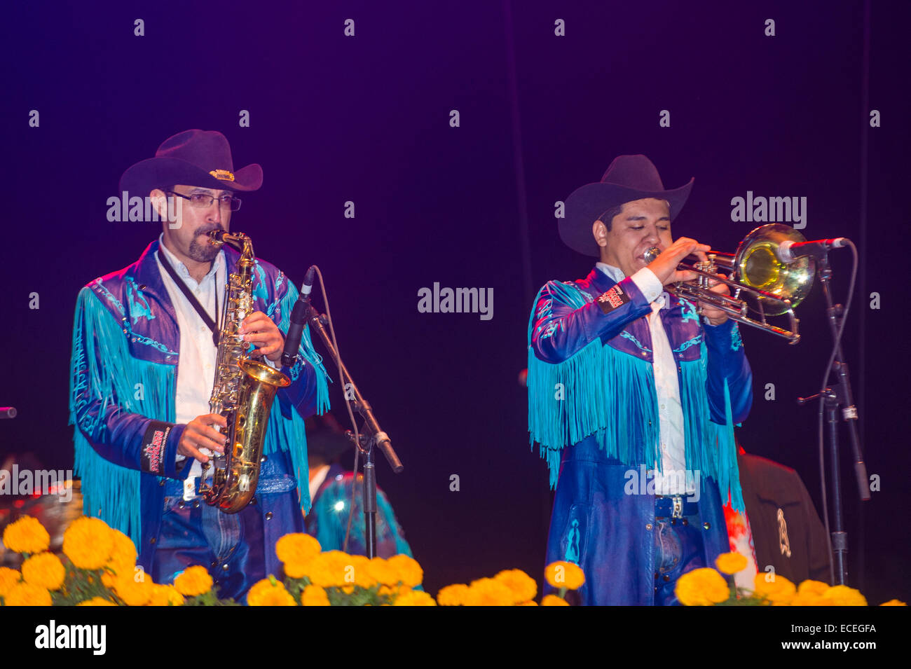 I membri della band Banda Machos esibirsi dal vivo sul palco al Dia de los Muertos celebrazione nella Coachella Foto Stock