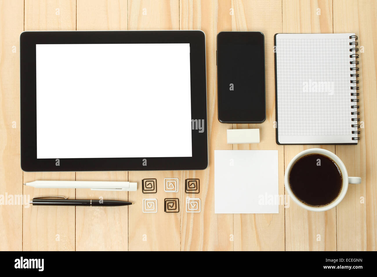 Tablet PC e smart phone con la scuola forniture per ufficio su sfondo di legno Foto Stock